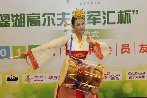 员工表演助兴