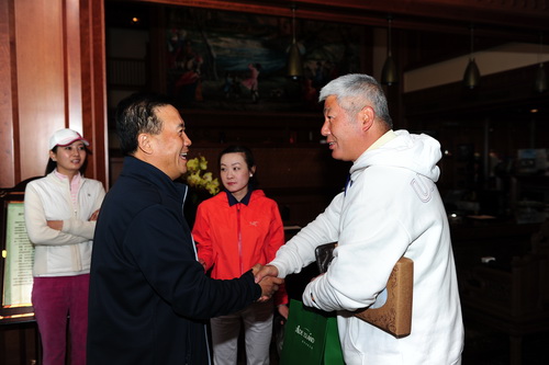 球会总经理蒋总(左)和会员李旭